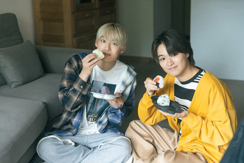 おにぎりをたべる髙松アロハさんと大倉空人さん。
