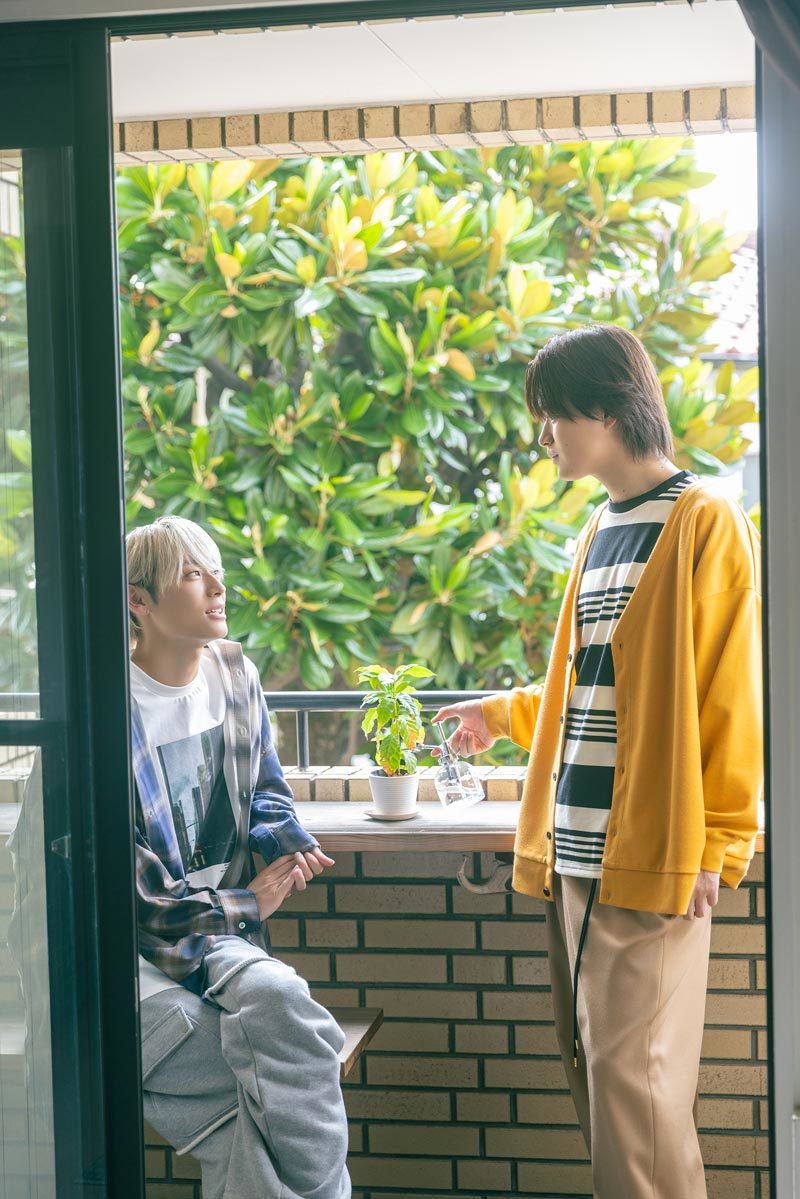 ベランダで会話をする髙松アロハさんと大倉空人さん。