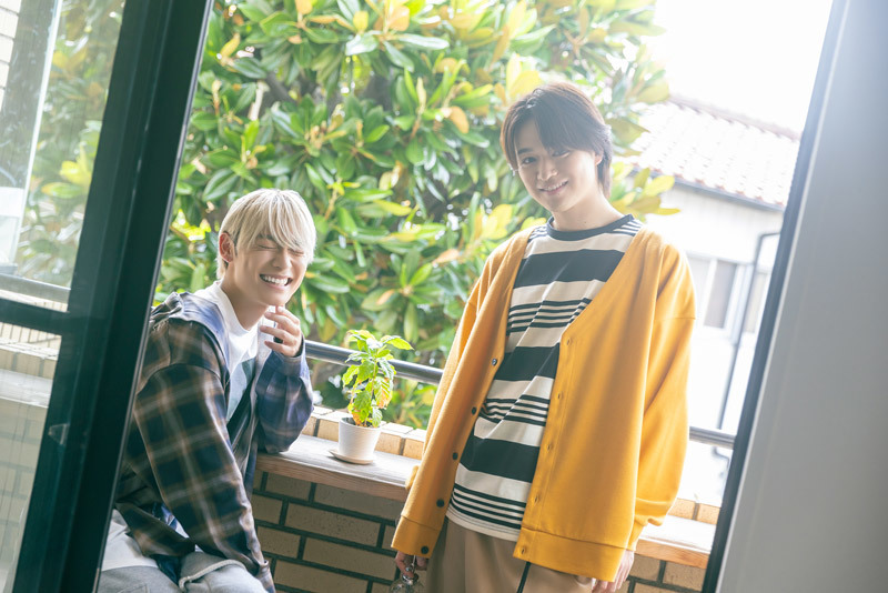 ベランダで笑顔の髙松アロハさんと大倉空人さん。