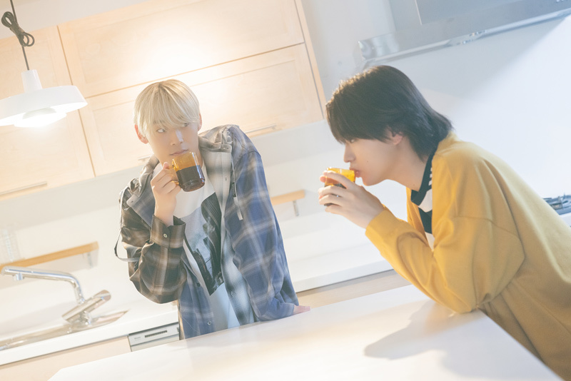 コーヒーを飲む髙松アロハさんと大倉空人さん。