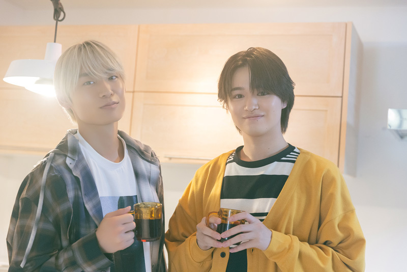 コーヒーカップを持って並ぶ髙松アロハさんと大倉空人さん。