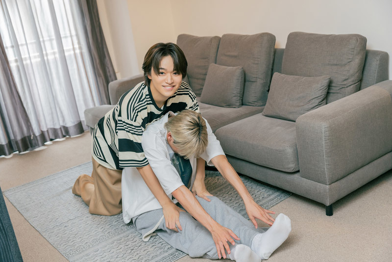 髙松アロハさんの背中を押す大倉空人さん。