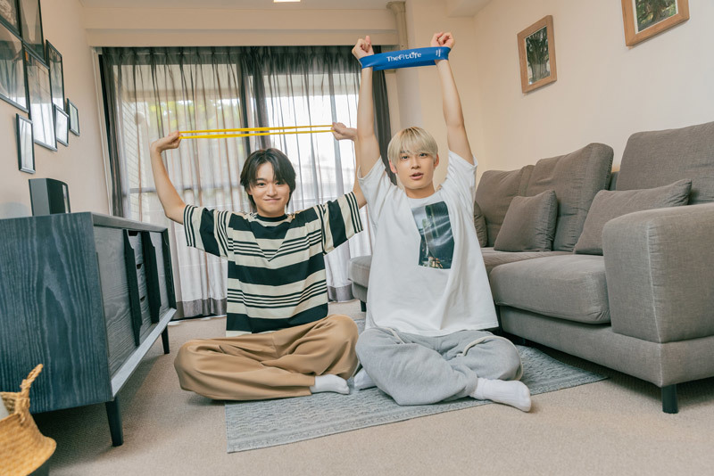 ストレッチをする髙松アロハさんと大倉空人さん。