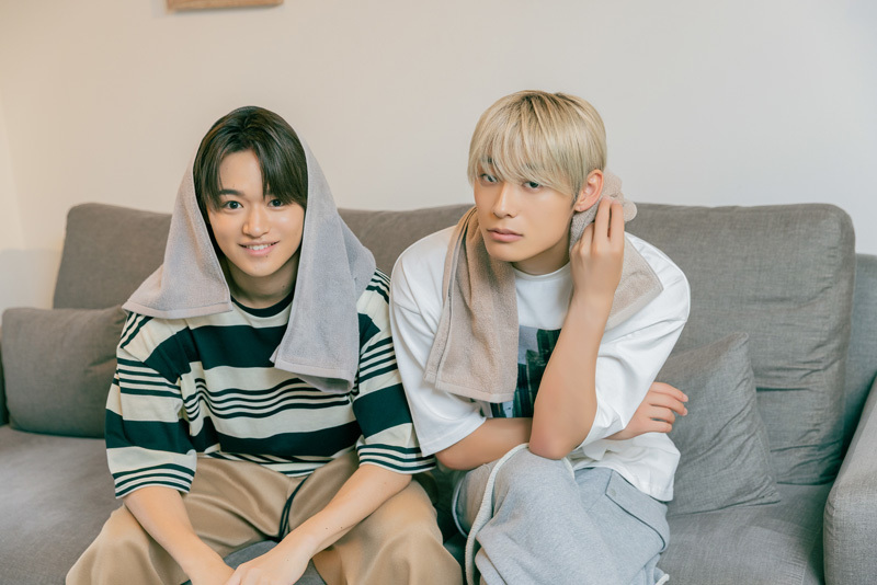 ソファで会話をする髙松アロハさんと大倉空人さん。