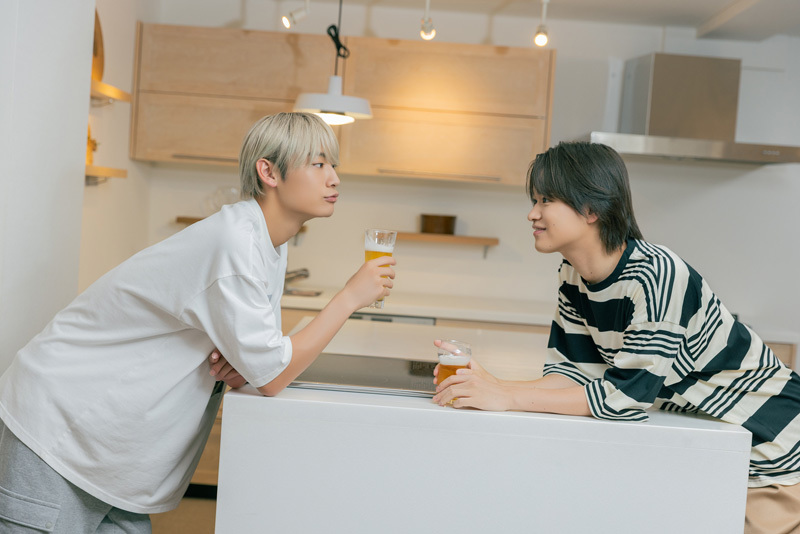 乾杯をする髙松アロハさんと大倉空人さん。