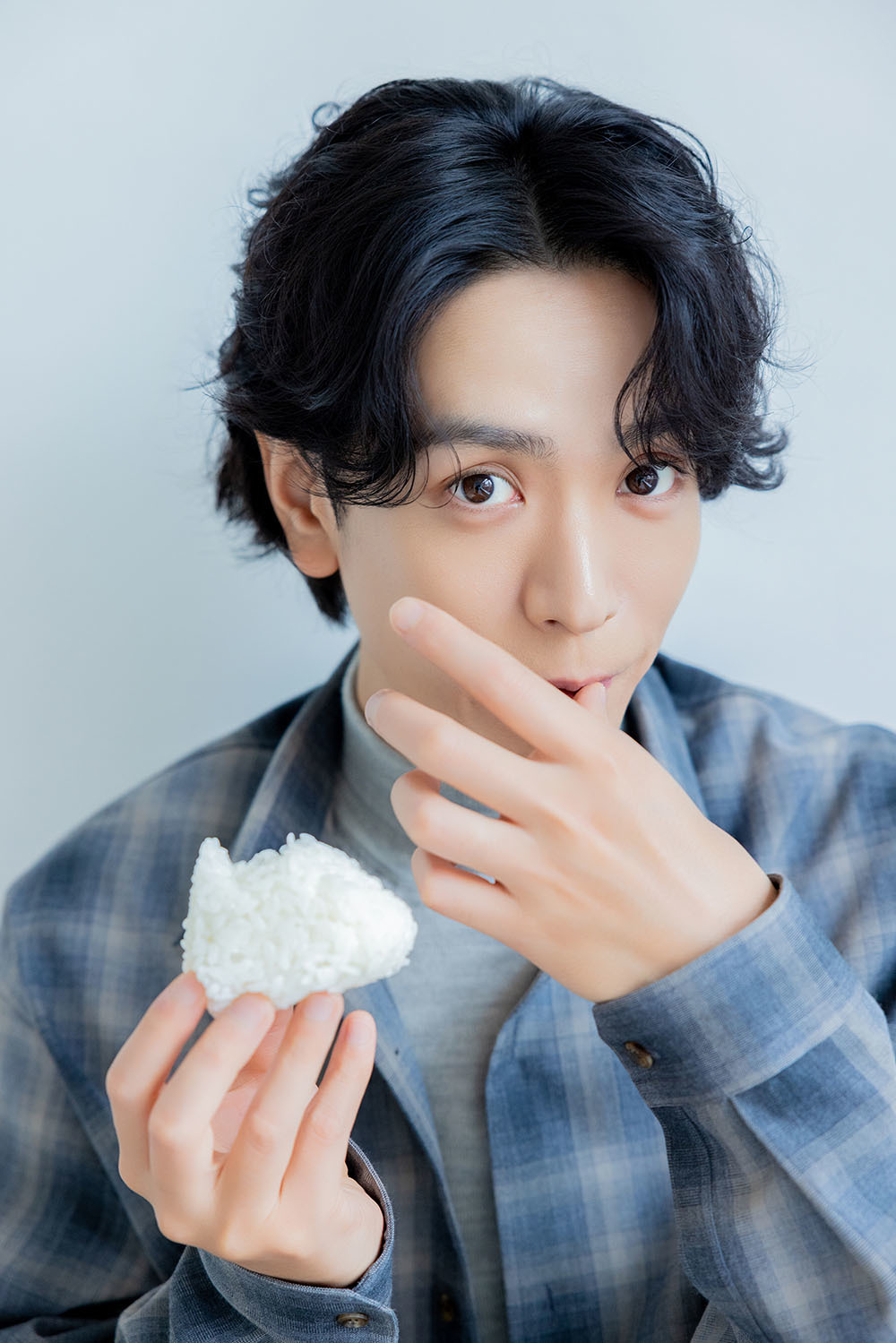 おにぎりを食べる黒羽さん。