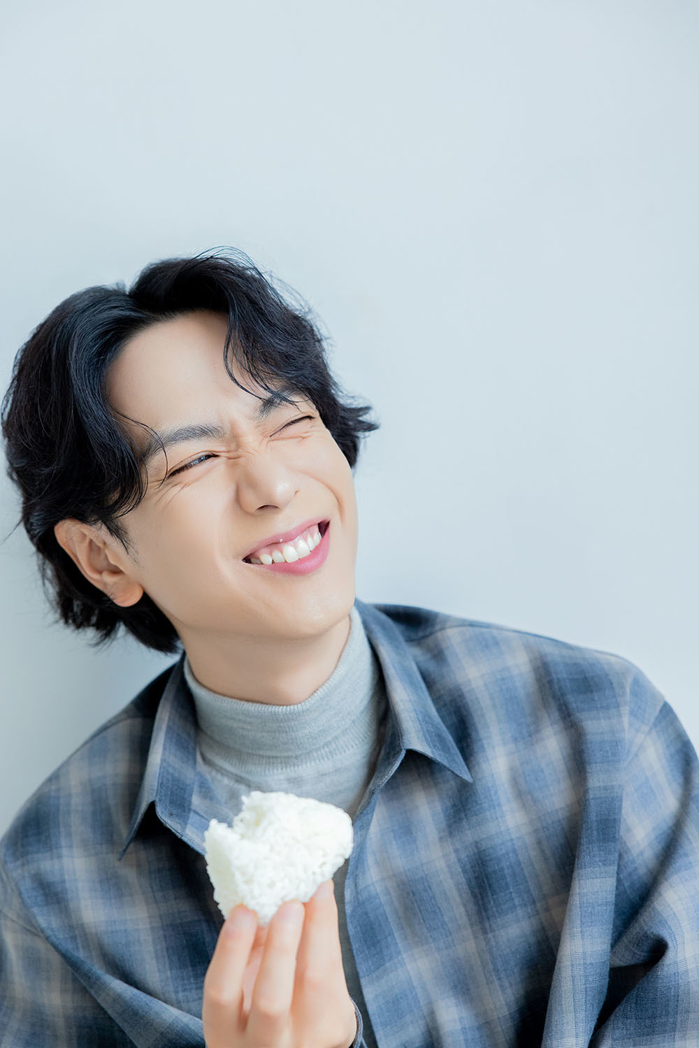 おにぎりを食べながら笑う黒羽さん。