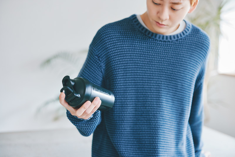 プロテインシェーカーをもつ牧島さん。