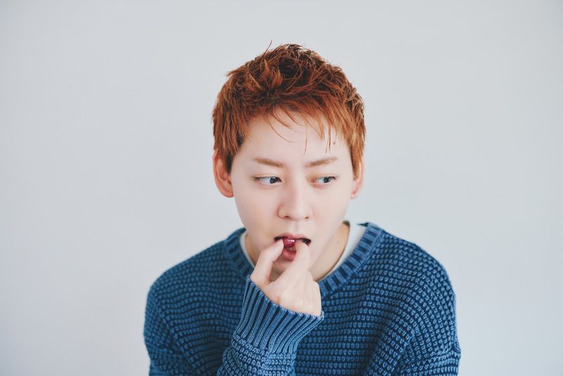 あめを食べようとする牧島さん。