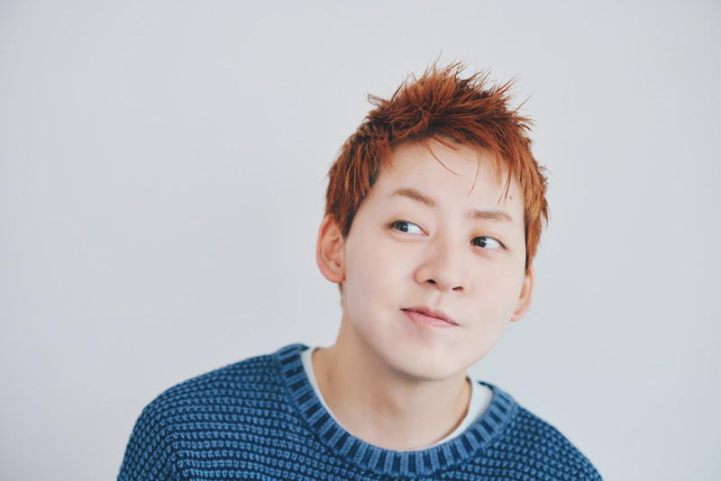 あめを口に含む牧島さん。