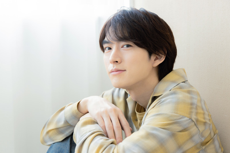 カメラを見つめる和田さん。