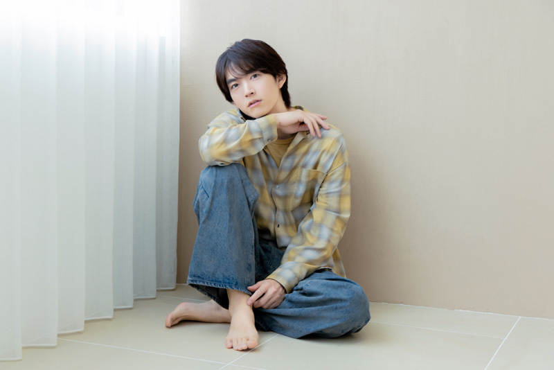 座ってカメラを見つめる和田さん。