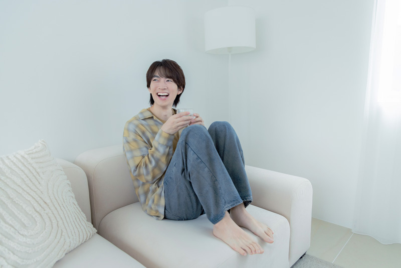 ソファで笑顔の和田さん。