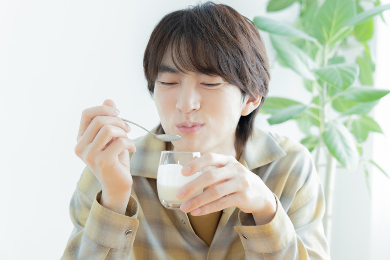 ヨーグルトを食べる和田さん。