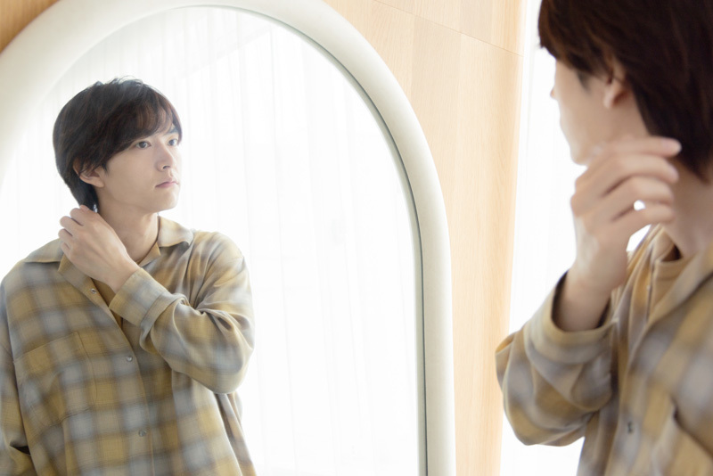 鏡を見る和田さん。