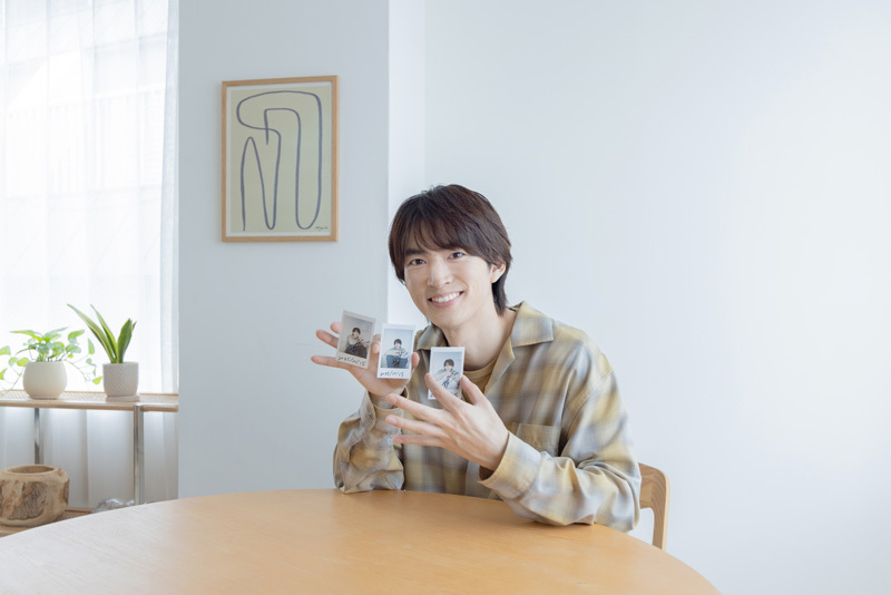 サイン入りチェキを手にカメラを見つめる和田さん。