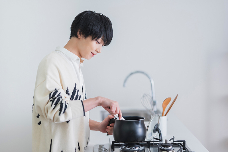 キッチンで料理をする植田さん。