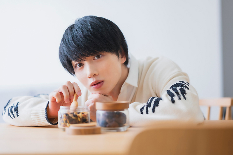 ドライフルーツをかき混ぜる植田さん。