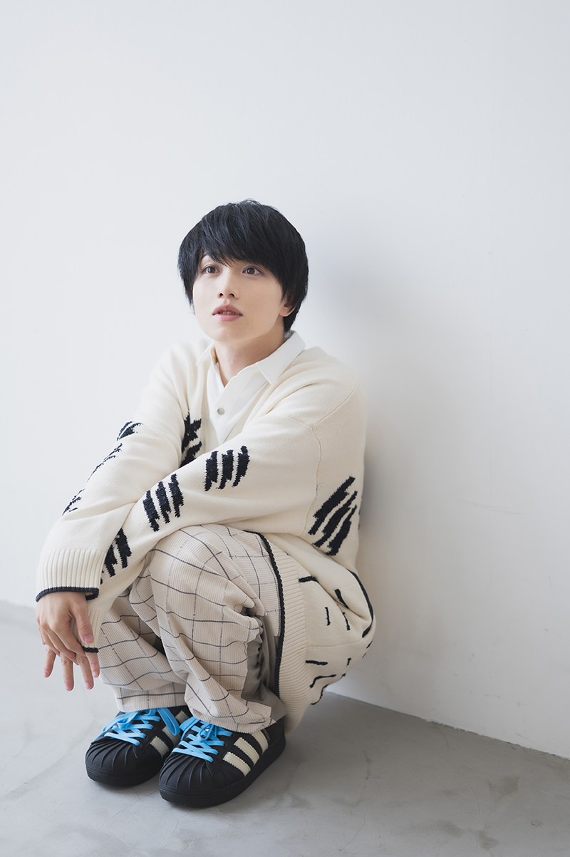 天井を見る植田さん。