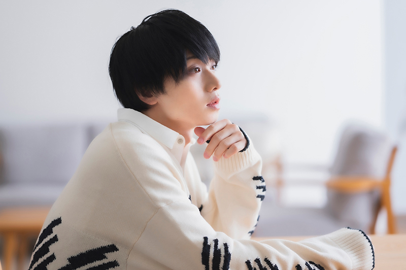 あごに手をあてて横を向く植田さん。