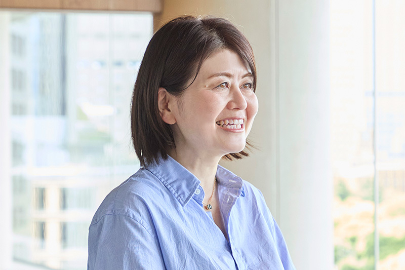 インタビューを受ける直井綾子さん。