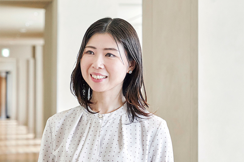 インタビューを受ける佐藤沙央里さん。